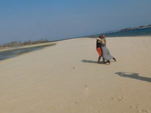 jalanan pasir yang membelah laut di Pulau Kambing