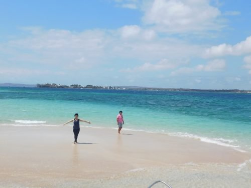 Pulau Pasir Lombok timbul saat air laut surut