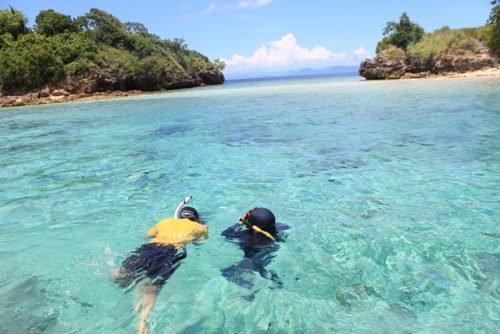 snorkeling di Gili Petelu atau Pulau Tiga yang jernih