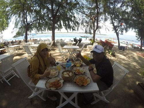romantic lunch di pinggir pantai Trawangan