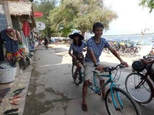 bersepeda tandem keliling Trawangan berdua
