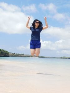 happy di Pantai Pink Lombok yang masih alami