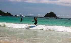 surfing Pantai Selong Belanak