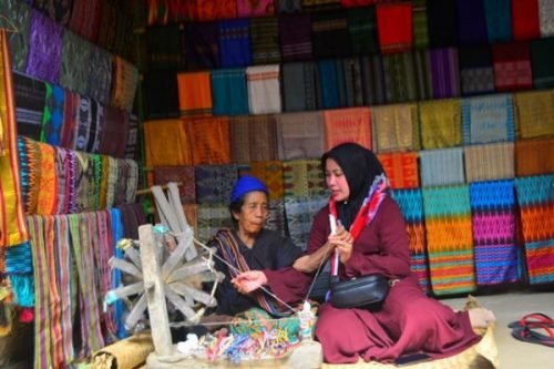 paket tour lombok 6 hari 5 malam desa sade menenun