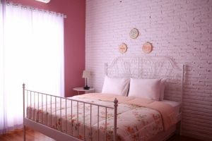 kamar tidur ungu di sweet peach house lombok homestay