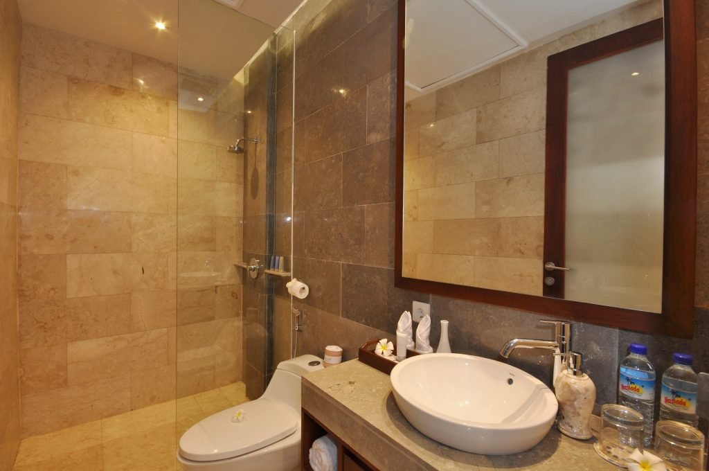 kamar mandi di tipe Premier Raja Villa Lombok Resort
